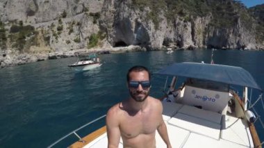 Almafi Coast, İtalya - yaklaşık Ağustos 2017: Adam Almafi Coast, İtalya için tekne seyahat eğleniyor