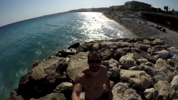 Facet robienia Selfie w regionie Lazurowe Wybrzeże, Francja — Wideo stockowe