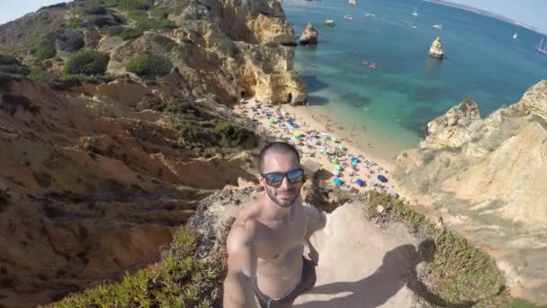 Chlap s Selfie v Algarve Beach, Portugalsko — Stock video