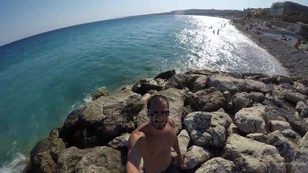 Côte d'Azur, Frankrijk - omstreeks augustus 2017: Guy nemen van een Selfie in Côte d'Azur, Frankrijk — Stockvideo