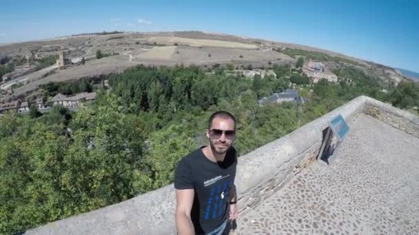 Kerl macht ein Selfie in segovia, spanien — Stockvideo