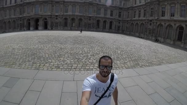 SEGOVIA, ESPAÑA - CIRCA AGOSTO 2017: Guy se toma un selfie en Segovia, España — Vídeo de stock