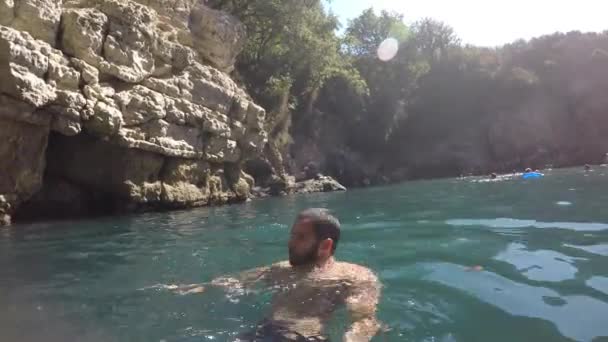 Cara se divertindo na piscina natural em caverna em Sorrento, Itália — Vídeo de Stock