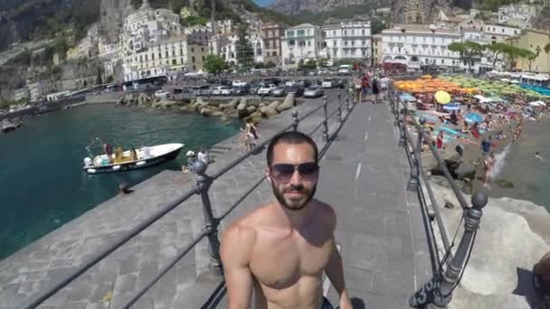 CÔTE D'ALMAFI, ITALIE - CIRCA AOÛT 2017 : Un gars qui s'amuse à voyager en bateau sur la côte d'Almafi, Italie — Video