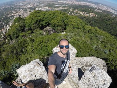 Sintra, Portekiz'de bir Selfie alarak genç Gezgin