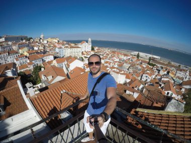 Adam bir Selfie alarak Alfama, Lisbon, Portekiz