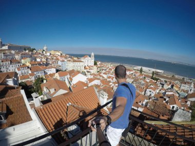 Adam bir Selfie alarak Alfama, Lisbon, Portekiz