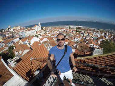 Adam bir Selfie alarak Alfama, Lisbon, Portekiz