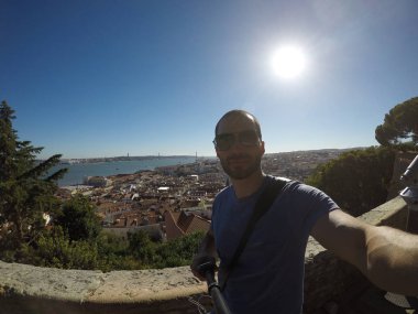 Adam bir Selfie alarak Alfama, Lisbon, Portekiz
