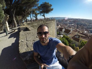 Adam bir Selfie alarak Alfama, Lisbon, Portekiz