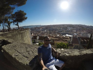Adam bir Selfie alarak Alfama, Lisbon, Portekiz