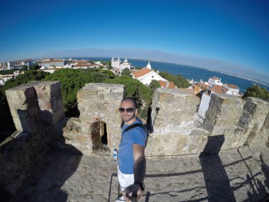 Adam bir Selfie alarak Alfama, Lisbon, Portekiz