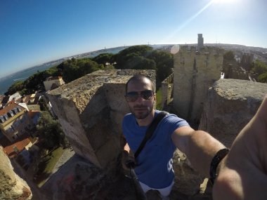 Adam bir Selfie alarak Alfama, Lisbon, Portekiz