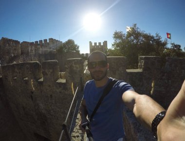 Adam bir Selfie alarak Alfama, Lisbon, Portekiz
