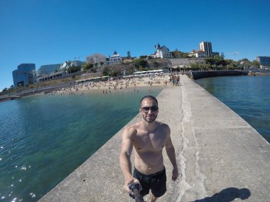 Adam Fransa Fransız Riviera'sında bir Selfie alarak