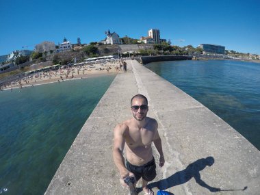 Adam Fransa Fransız Riviera'sında bir Selfie alarak