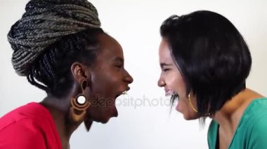 Kutluyor ve beyaz arka planda çığlık arkadaşlar