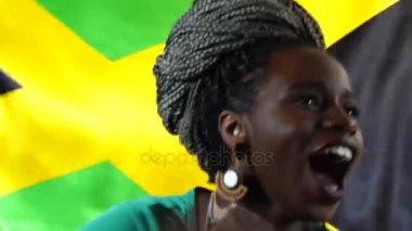 Jamaika genç kadın Jamaika bayrağı ile kutluyor siyah