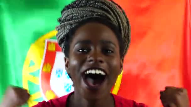 Mujer negra joven portuguesa celebrando con bandera de Portugal — Vídeos de Stock