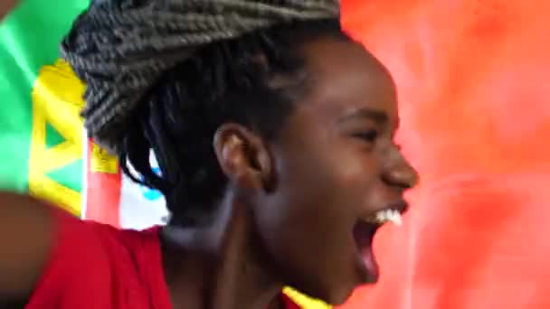 Giovane donna nera portoghese che festeggia con la bandiera portoghese — Video Stock