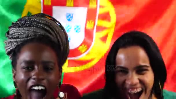 Португальские друзья празднуют с флагом Португалии — стоковое видео