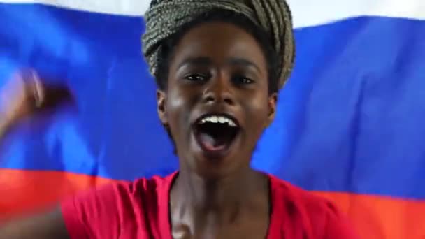 Joven rusa negra celebrando con bandera rusa — Vídeos de Stock