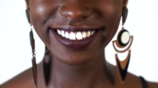 Portret modne młody czarny kobieta na białym tle — Wideo stockowe