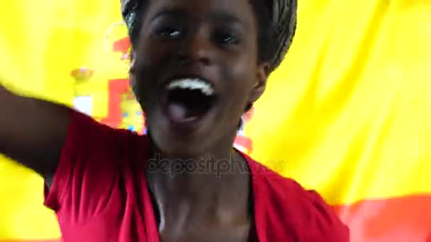 Mujer negra joven española celebrando con bandera de España — Vídeo de stock