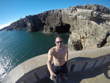 Adam bir Selfie alarak Cascais, Portekiz