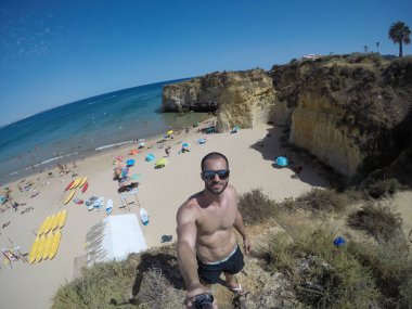 Algarve Beach, Portekiz'de bir Selfie alarak adam
