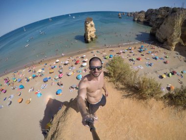 Algarve Beach, Portekiz'de bir Selfie alarak adam