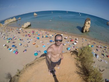 Algarve Beach, Portekiz'de bir Selfie alarak adam