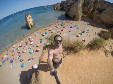 Algarve Beach, Portekiz'de bir Selfie alarak adam