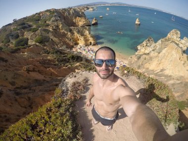 Algarve Beach, Portekiz'de bir Selfie alarak adam