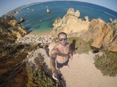 Algarve Beach, Portekiz'de bir Selfie alarak adam