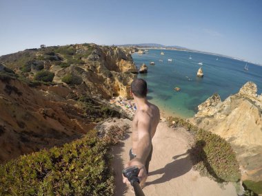 Algarve Beach, Portekiz'de bir Selfie alarak adam