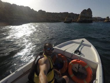 Tekne seyahat Algarve Beach, Portekiz'de bir Selfie alarak adam