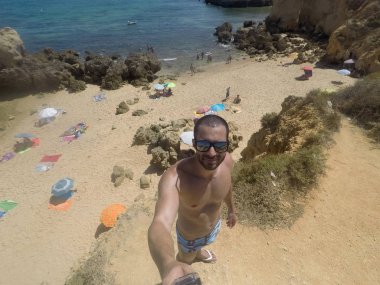 Algarve Beach, Portekiz'de bir Selfie alarak adam