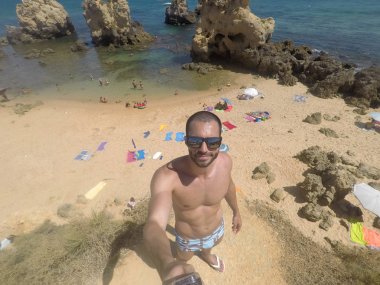 Algarve Beach, Portekiz'de bir Selfie alarak adam