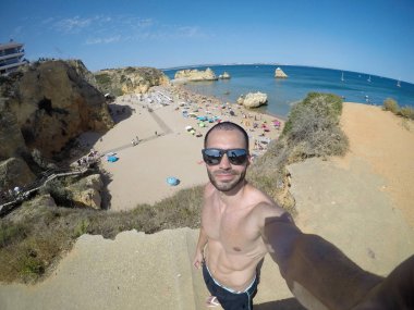 Algarve Beach, Portekiz'de bir Selfie alarak adam