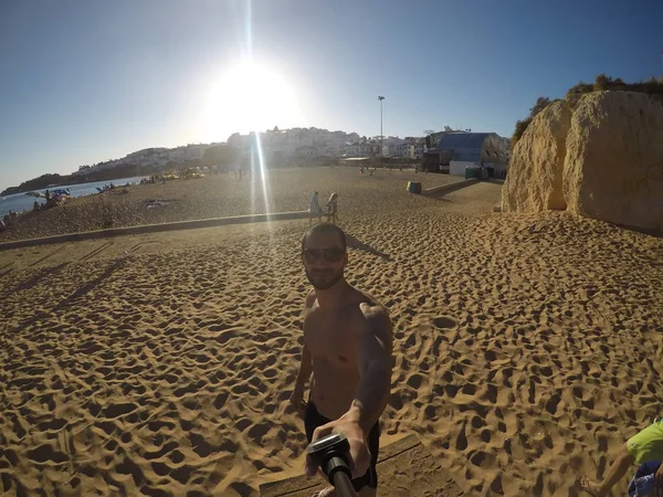 Adam alarak bir Selfie bir Beach Cascais, Portekiz