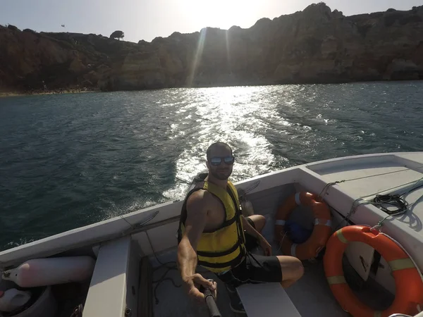 Tekne seyahat Algarve Beach, Portekiz'de bir Selfie alarak adam