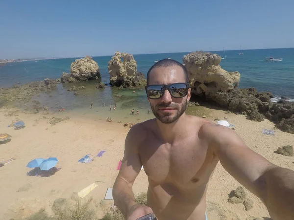 Algarve Beach, Portekiz'de bir Selfie alarak adam