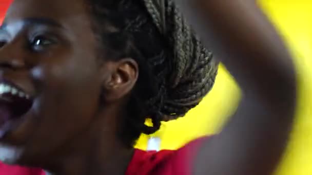 Mujer negra joven española celebrando con bandera de España — Vídeos de Stock