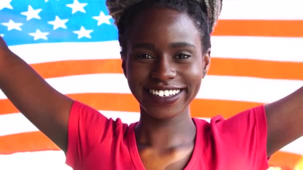 Mujer Negra Joven Americana Celebrando con Bandera de USA — Vídeos de Stock