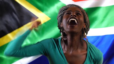 Güney Afrikalı genç kadın Güney Afrika bayrağı ile kutlayan siyah
