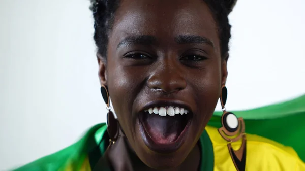 Brezilyalı genç kadın Brezilya bayrağı ile kutlayan siyah — Stok fotoğraf