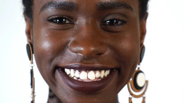 Porträt einer modischen jungen schwarzen Frau auf weißem Hintergrund — Stockfoto