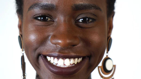 Porträt einer modischen jungen schwarzen Frau auf weißem Hintergrund — Stockfoto