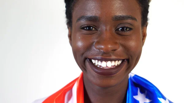 Amerikanische junge schwarze Frau feiert mit US-Flagge — Stockfoto